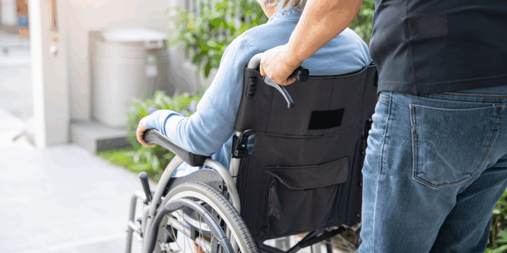 Das Bild zeigt eine Betreuungskraft, die eine Seniorin fürsorglich zu einem Arzttermin begleitet – mit Geduld, Sicherheit und Vertrauen. Bei der Donau Seniorenhilfe in Ulm, Neu-Ulm und Umgebung gehört die persönliche Begleitung zu Terminen zum festen Bestandteil der 24h-Betreuung. Unsere Betreuungskräfte begleiten Seniorinnen und Senioren nicht nur zu medizinischen Untersuchungen, sondern auch zu Behörden, Einkäufen, Spaziergängen oder wichtigen persönlichen Erledigungen. So bleiben unsere Kundinnen mobil, informiert und fühlen sich nie allein. Für Angehörige in Ulm und Neu-Ulm bietet dieser Service eine spürbare Entlastung – und für Seniorinnen eine liebevolle Alternative zum Pflegeheim. Keywords: Begleitung Arzttermin Ulm, Betreuung bei Behördengängen, 24h Hilfe für Senioren Neu-Ulm, Donau Seniorenhilfe, Detlef Buschina, Pflegekraft fährt mit, Senioren sicher begleiten, Alltagshilfe Ulm, Pflege mit Herz, Senioren nicht allein lassen.