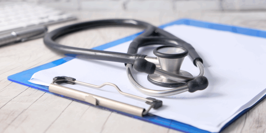Das Bild zeigt eine Betreuungskraft, die einer älteren Person bei der Medikamenteneinnahme hilft – ein Symbol für Vertrauen, Verantwortung und gesundheitliche Fürsorge. Die Donau Seniorenhilfe aus Ulm bietet ganzheitliche 24-Stunden-Betreuung mit einem besonderen Augenmerk auf die Gesundheit und das Wohlbefinden von Senior*innen. Dazu zählen Hilfe bei der täglichen Medikamenteneinnahme, das Erinnern an Arzttermine, Unterstützung bei Bewegungsübungen, gesunde Ernährung und ein achtsamer Blick auf körperliche und seelische Veränderungen. In Ulm, Neu-Ulm und Umgebung ist die Donau Seniorenhilfe die ideale Alternative zum Pflegeheim – für Familien, die ihren Liebsten eine sichere, gesunde und würdevolle Betreuung im eigenen Zuhause ermöglichen möchten. Keywords: Senioren Gesundheit Ulm, Wohlbefinden im Alter Neu-Ulm, 24h Pflege Gesundheit, Betreuung zu Hause Ulm, Medikamentenhilfe Senioren, Donau Seniorenhilfe, Detlef Buschina, Pflege mit Verantwortung, häusliche Pflege Ulm, Alternative zum Altenheim.