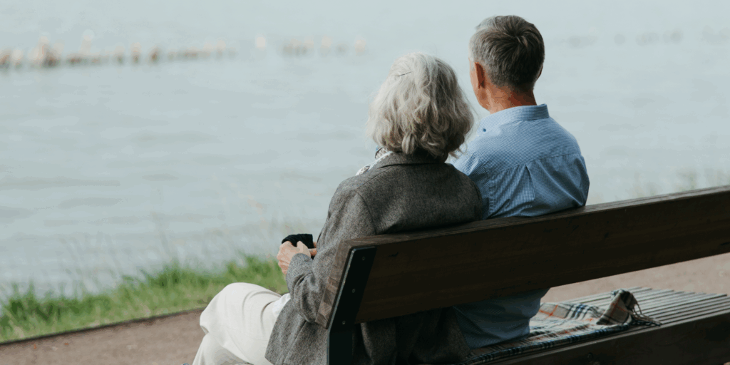 Das Bild zeigt eine Seniorin im Gespräch mit ihrer liebevollen Betreuungskraft – beide lachen, trinken gemeinsam Tee und teilen einen herzlichen Moment. So sieht gelebte Gesellschaft bei der Donau Seniorenhilfe aus. In Ulm, Neu-Ulm und Umgebung sorgen unsere 24-Stunden-Betreuungskräfte nicht nur für Pflege und Alltagshilfe, sondern auch für soziale Nähe, echte Gespräche und emotionale Wärme. Gerade im Alter ist soziale Teilhabe entscheidend für Lebensfreude und psychische Gesundheit. Unsere Betreuungskräfte lesen vor, spielen Spiele, gehen spazieren oder hören einfach zu. Das schafft Vertrauen, stärkt die Verbindung zur Außenwelt und beugt Einsamkeit vor. Für Angehörige in der Region Ulm ist die Donau Seniorenhilfe ein verlässlicher Partner, wenn es darum geht, ihren Liebsten ein selbstbestimmtes Leben in guter Gesellschaft zu ermöglichen – zu Hause statt im Heim. Keywords: Senioren Gesellschaft Ulm, soziale Teilhabe Neu-Ulm, Einsamkeit im Alter vorbeugen, Betreuung mit Herz, 24h Pflegekraft Ulm, Gespräche & Nähe, Donau Seniorenhilfe, Detlef Buschina, liebevolle Begleitung, häusliche Betreuung statt Heim.