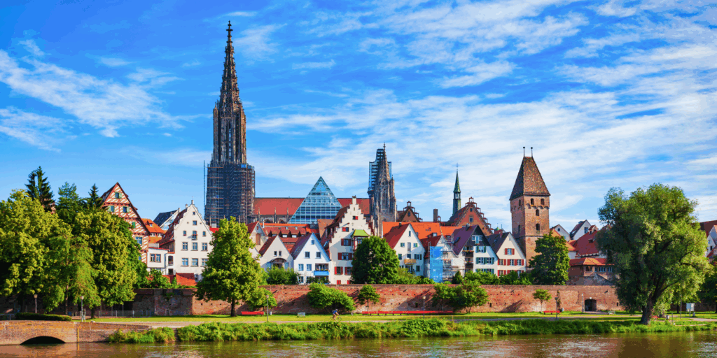 Das Bild zeigt eine fürsorgliche Betreuungskraft im gemeinsamen Alltag mit einer älteren Person – ein Moment voller Vertrauen, Nähe und Sicherheit. Bei der Donau Seniorenhilfe in Ulm, Neu-Ulm und Umgebung steht genau diese persönliche Beziehung im Mittelpunkt. Detlef Buschina und sein Team vermitteln erfahrene 24-Stunden-Betreuungskräfte aus Osteuropa, die im Haushalt der pflegebedürftigen Person leben und sich individuell, liebevoll und rund um die Uhr kümmern. Ob Unterstützung im Haushalt, Begleitung bei Arztbesuchen, Hilfe bei der Körperpflege oder einfach ein offenes Ohr – Ihre Pflegekraft sorgt für Stabilität, Entlastung und Lebensqualität. Besonders für Angehörige in Ulm und Neu-Ulm, die ihre Liebsten nicht in ein Pflegeheim geben möchten, bietet die Donau Seniorenhilfe eine legale, bezahlbare und menschliche Alternative. Keywords: 24h Pflegekraft Ulm, Betreuung zu Hause, Pflegekraft Osteuropa legal, Seniorenbetreuung Neu-Ulm, Alternative zum Pflegeheim, Pflegekräfte mit Herz, Donau Seniorenhilfe, Detlef Buschina, Entlastung Angehörige, Pflege daheim Ulm.