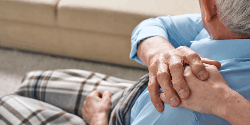 Das Bild zeigt eine liebevolle Betreuungskraft, die einer Seniorin beim Lesen oder im Alltag zur Seite steht – ein Symbol für Vertrauen, Nähe und professionelle Begleitung. Die Donau Seniorenhilfe bietet in Ulm, Neu-Ulm und Umgebung eine umfassende 24-Stunden-Betreuung, die individuell auf die Bedürfnisse der betreuten Person abgestimmt ist. Ob Hilfe bei der Körperpflege, Unterstützung beim Ankleiden, Zubereitung von Mahlzeiten, Begleitung im Alltag oder einfach ein Gespräch – unsere Betreuungskräfte sind rund um die Uhr da. Sie leben mit im Haushalt, schenken Sicherheit und fördern das Wohlbefinden. Für Familien in der Region ist die Donau Seniorenhilfe eine menschliche, verlässliche und legale Alternative zum Pflegeheim. Mit Herz, Erfahrung und staatlicher Förderung ermöglichen wir älteren Menschen ein würdevolles Leben im eigenen Zuhause. Keywords: Betreuung zu Hause Ulm, 24h Betreuung Neu-Ulm, Seniorenhilfe mit Herz, Donau Seniorenhilfe, Detlef Buschina, häusliche Pflegekraft, liebevolle Betreuung, Pflege statt Heim, Alternative Pflegeheim Ulm, Pflegekraft im Haus.